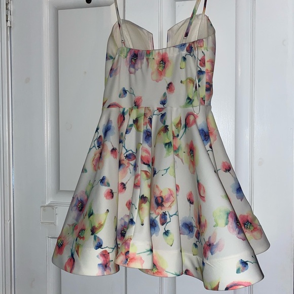 Women dress - Picture 2 of 2